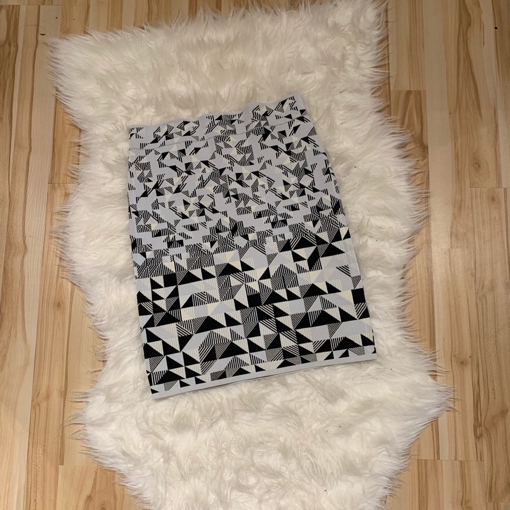 5/$25 Bcbg Pavel Geometric Print Skirt - Picture 2 of 7